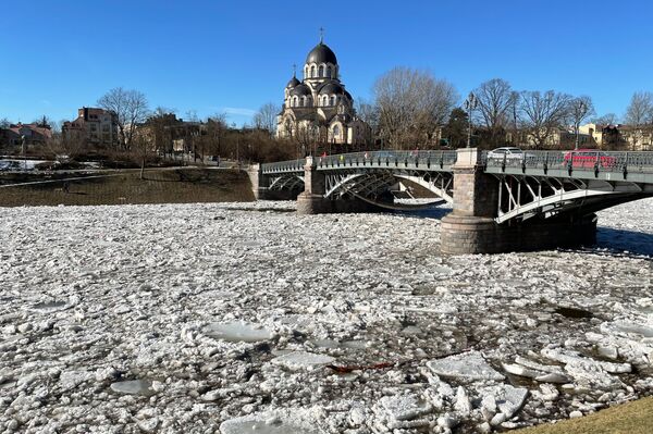 По всей Литве уже практически сошел снежный покров, теперь начинается постепенное таяние льдов. На фото: Жверинский мост. - Sputnik Литва