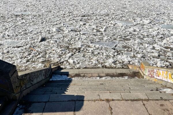 Интересно, что, несмотря на утверждение метеорологов, что уровень воды в реках страны снизился, в Вильнюсе с начавшимся ледоходом уровень воды возрос и даже подзатопило набережную. - Sputnik Литва
