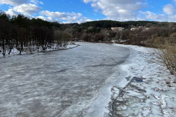 Отмечается, что за чертой города в некоторых местах на поверхности реки несколько дней все еще удерживался лед. - Sputnik Литва