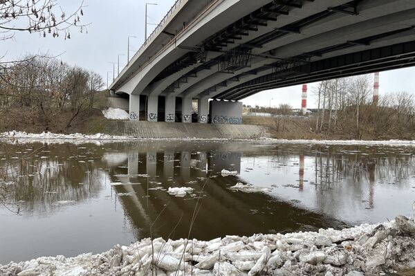 На больших реках весенний ледоход, как правило, сопровождается заторами. - Sputnik Литва