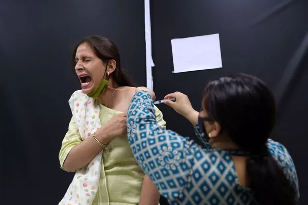 Serum Institute of India darbuotoja vakcinavimo bendrovės AstraZeneca preparatu CoviShield metu Serum Institute of India darbuotoja vakcinavimo bendrovės AstraZeneca preparatu CoviShield metu - Sputnik Lietuva