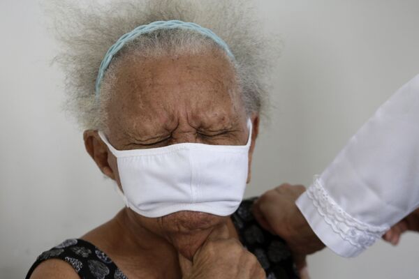 90 metų Justina Batista skiepijimo Kinijos Sinovac vakcina metu, Brazilija - Sputnik Lietuva