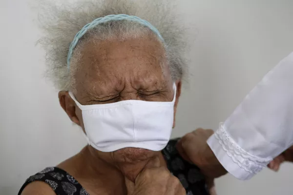 90 metų Justina Batista skiepijimo Kinijos Sinovac vakcina metu, Brazilija 90 metų Justina Batista skiepijimo Kinijos Sinovac vakcina metu, Brazilija - Sputnik Lietuva