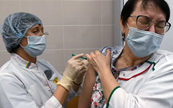 Sibiro federalinio universiteto medicinos darbuotoja vakcinuojama Sputnik V, Krasnojarskas Sibiro federalinio universiteto medicinos darbuotoja vakcinuojama Sputnik V, Krasnojarskas - Sputnik Lietuva