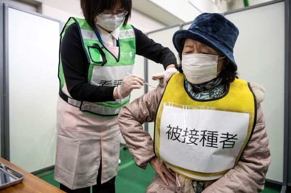 Slaugytoja per vakcinavimo pratybas Kavasakyje, Japonijoje - Sputnik Lietuva