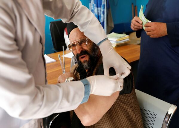 Ligoninės darbuotojas skiepijamas preparatu AstraZeneca, Kabulas, Afganistanas - Sputnik Lietuva