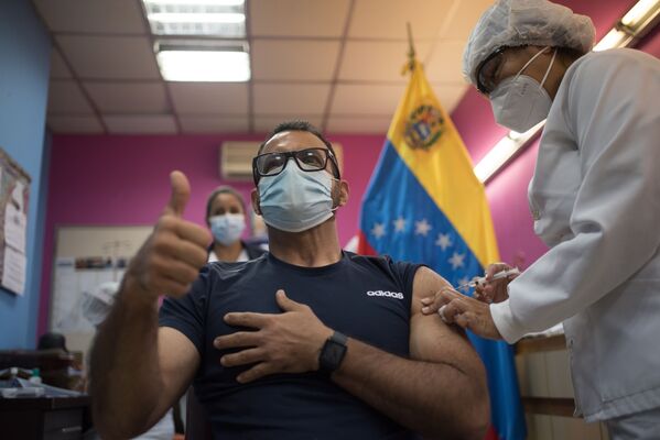 Medicinos darbuotojas skiepijamas preparatu Sputnik V, Karakasas, Venesuela - Sputnik Lietuva