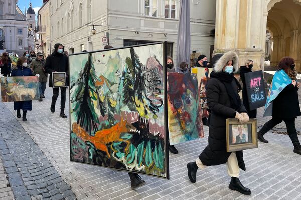 Lietuvos menininkai šeštadienį išėjo į akciją Einanti paroda, kad atkreiptų valdžios dėmesį į savo problemas ir išsiųsti peticiją. - Sputnik Lietuva