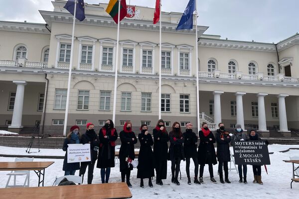 Организаторы акции стремились поддержать протесты польских женщин против запрета на аборты и привлечь внимание к положению женщин во время карантина в Литве. - Sputnik Литва