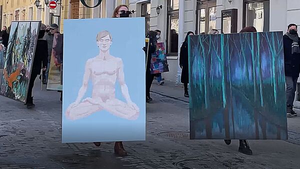 Vilniuje menininkai surengė protesto akciją Einanti paroda - Sputnik Lietuva