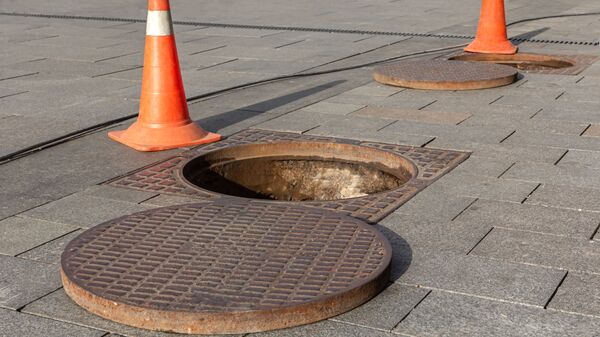 Открытый люк канализации, архивное фото - Sputnik Литва