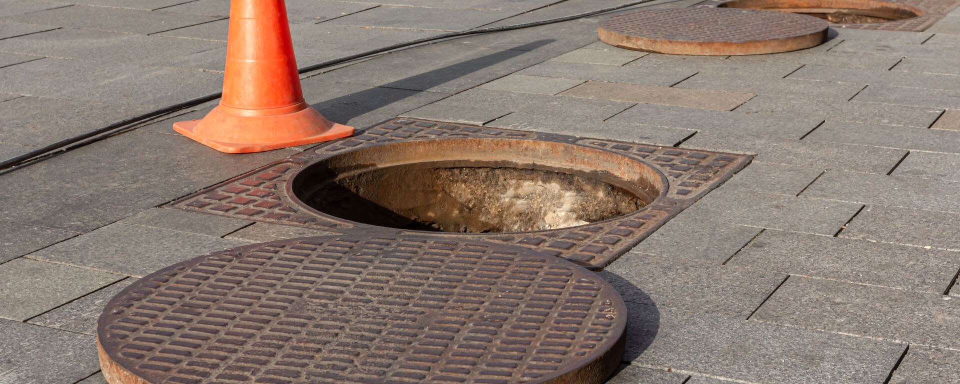 Открытый люк канализации, архивное фото - Sputnik Литва, 1920, 06.09.2025