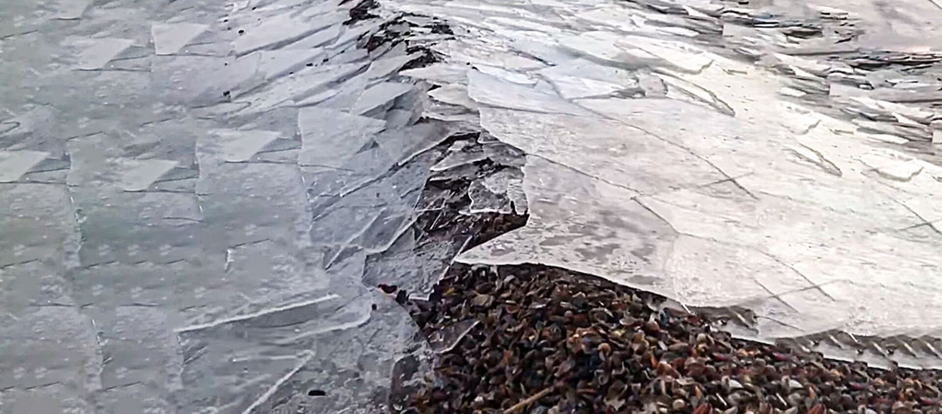Вода в Куршском заливе выталкивает лед на сушу - Sputnik Литва, 1920, 12.03.2021