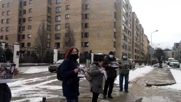 Акция в поддержку Грейчуса возле посольства Литвы в Латвии - Sputnik Lietuva