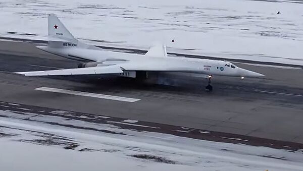 Проверка боеготовности: учения экипажей бомбардировщиков Ту-160 на авиабазе Энгельс - Sputnik Lietuva