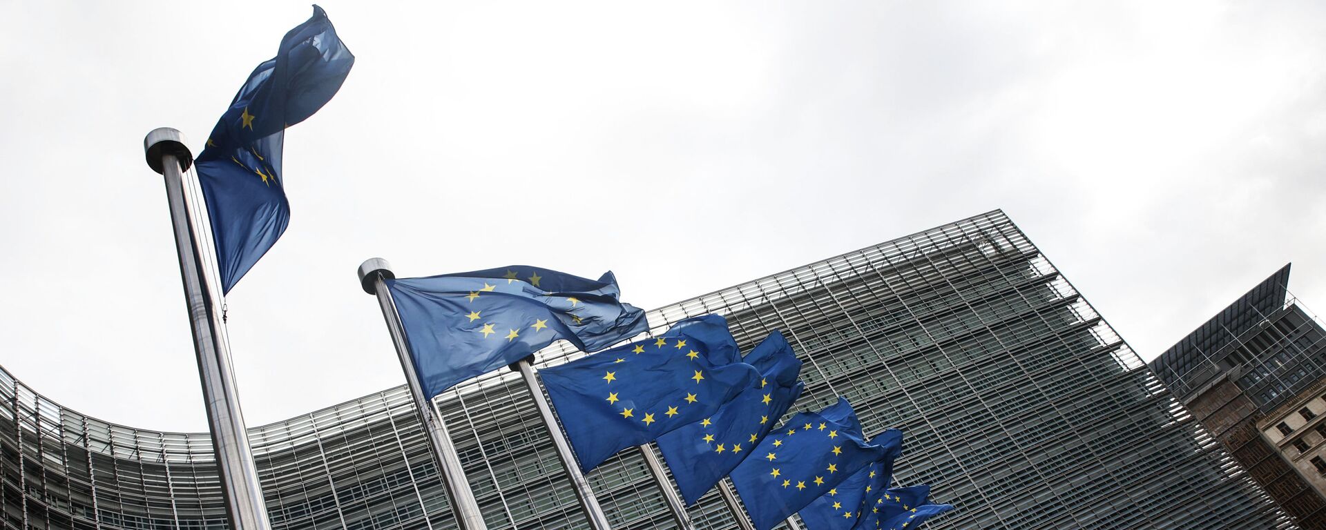 Флаги Европейского союза у штаб-квартиры Европейской комиссии в Брюсселе - Sputnik Lietuva, 1920, 06.05.2021
