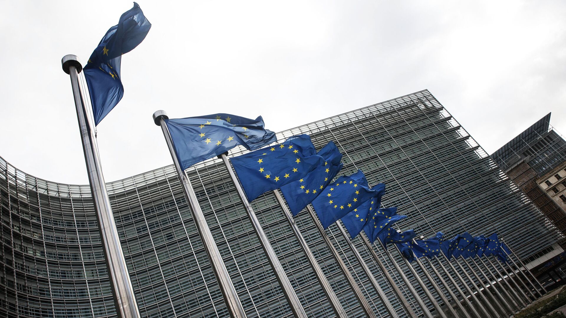 Флаги Европейского союза у штаб-квартиры Европейской комиссии в Брюсселе - Sputnik Lietuva, 1920, 30.04.2021