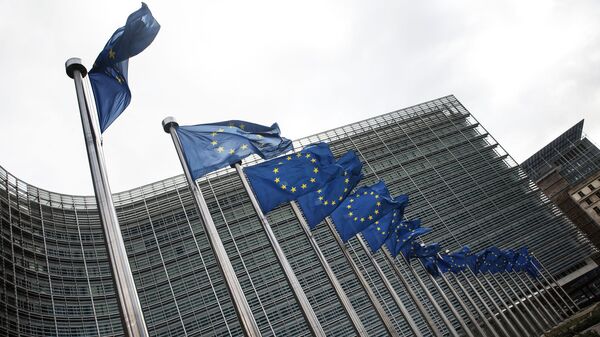 Флаги Европейского союза у штаб-квартиры Европейской комиссии в Брюсселе - Sputnik Lietuva