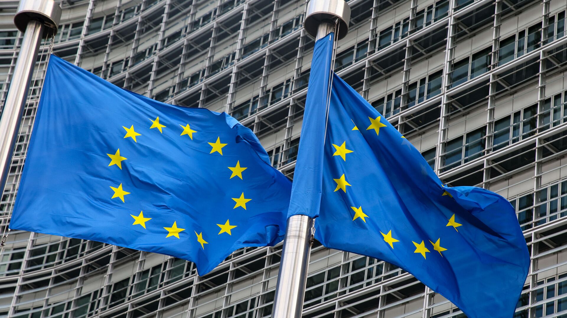 Флаги Европейского союза у штаб-квартиры Европейской комиссии в Брюсселе  - Sputnik Lietuva, 1920, 11.05.2021