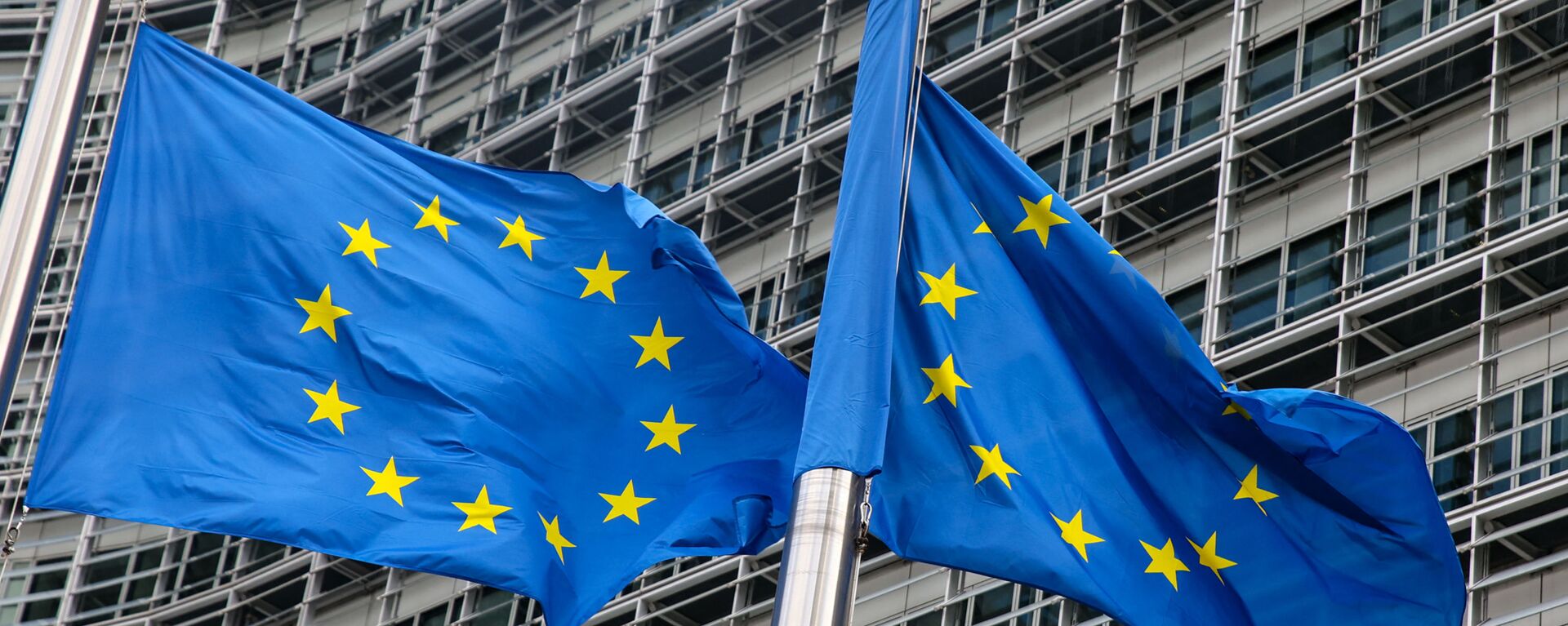 Флаги Европейского союза у штаб-квартиры Европейской комиссии в Брюсселе  - Sputnik Lietuva, 1920, 12.05.2021