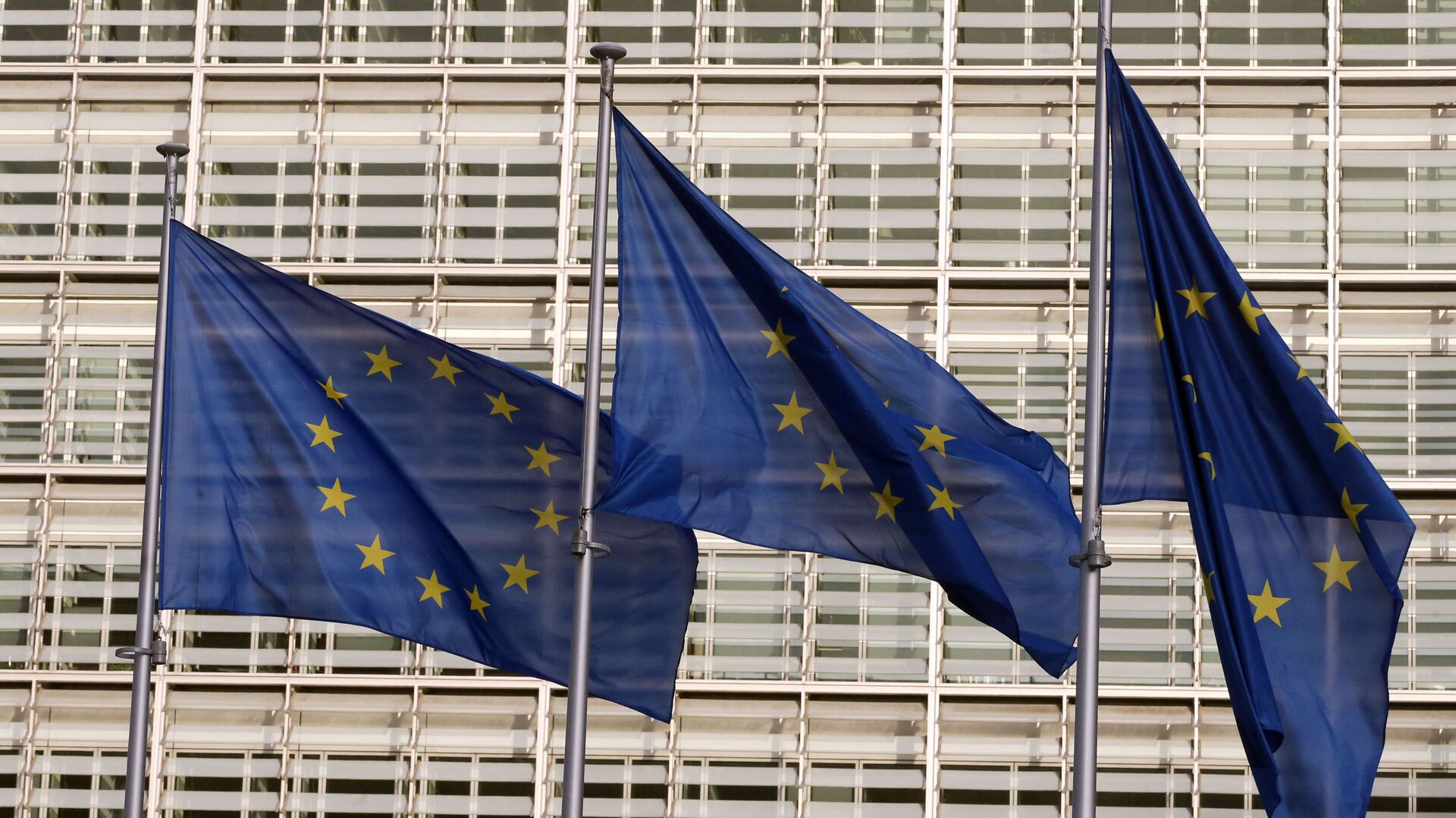 Флаги Европейского союза у штаб-квартиры Европейской комиссии в Брюсселе - Sputnik Lietuva, 1920, 15.03.2021