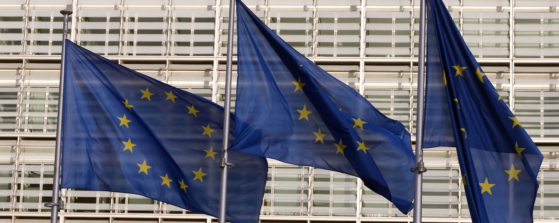 Europos Sąjungos vėliavos prie Europos Komisijos būstinės Briuselyje, archyvinė nuotrauka - Sputnik Lietuva, 1920, 13.04.2021