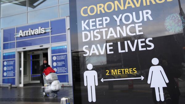 Информационное табло по коронавирусу в аэропорту Бирмингема, Великобритания - Sputnik Литва