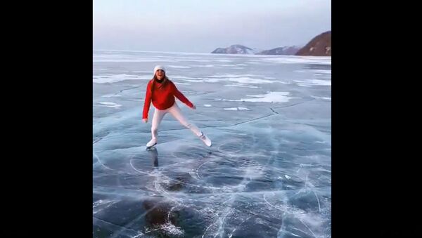 Олимпийская чемпионка Татьяна Навка прокатилась по льду озера Байкал - Sputnik Литва