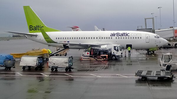 Самолет авиакомпании AirBaltic в аэропорту - Sputnik Lietuva