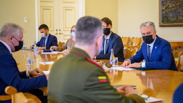 Prezidentas Gitanas Nausėda susitiko su krašto apsaugos ministru Arvydu Anušausku ir kariuomenės vadu gen. ltn. Valdemaru Rupšiu  - Sputnik Lietuva