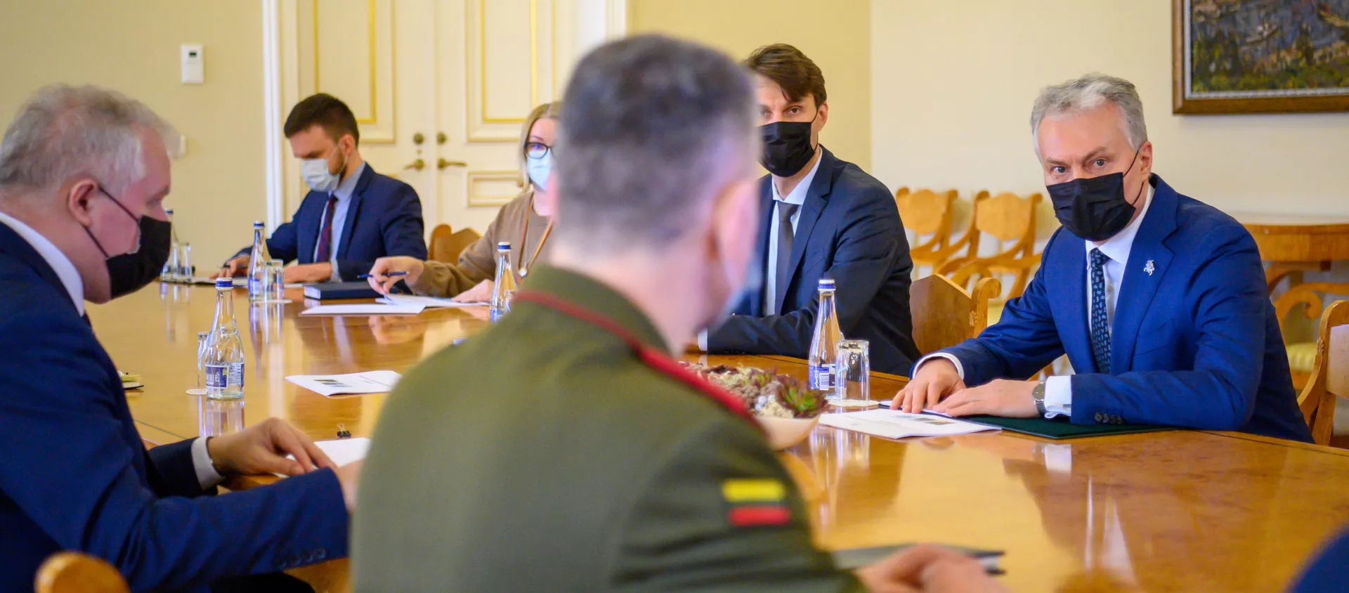 Prezidentas Gitanas Nausėda susitiko su krašto apsaugos ministru Arvydu Anušausku ir kariuomenės vadu gen. ltn. Valdemaru Rupšiu  - Sputnik Lietuva, 1920, 16.03.2021