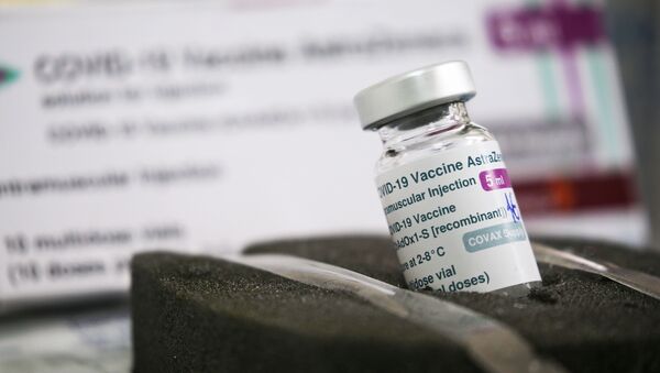 Флакон с вакциной против коронавируса AstraZeneca (COVID-19) - Sputnik Литва