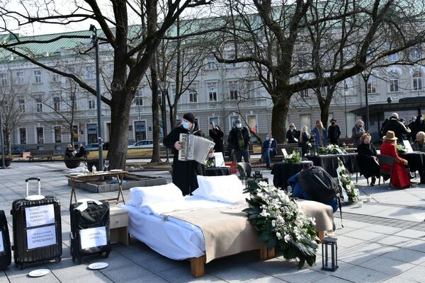 Veiksmo metu kavinės ir restoranai dekoravo stalus, o viešbučiai išnešė lovas į lauką. Taip protestuotojai norėjo atkreipti Lietuvos valdžios dėmesį. - Sputnik Lietuva