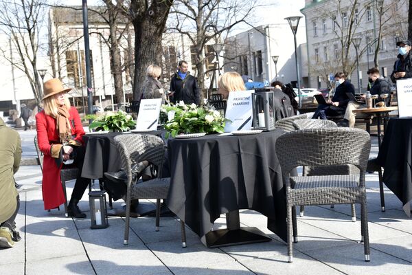 Nuotraukoje: kavinės ir restoranai į Kudirkos aikštę Vilniuje atvežė dekoruotus stalus. - Sputnik Lietuva