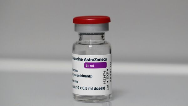 Ампула с вакциной AstraZeneca - Sputnik Литва