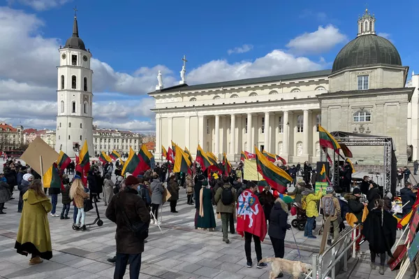 Kai kuriais skaičiavimais, į mitingą susirinko kelios dešimtys žmonių. Kai kuriais skaičiavimais, į mitingą susirinko kelios dešimtys žmonių. - Sputnik Lietuva