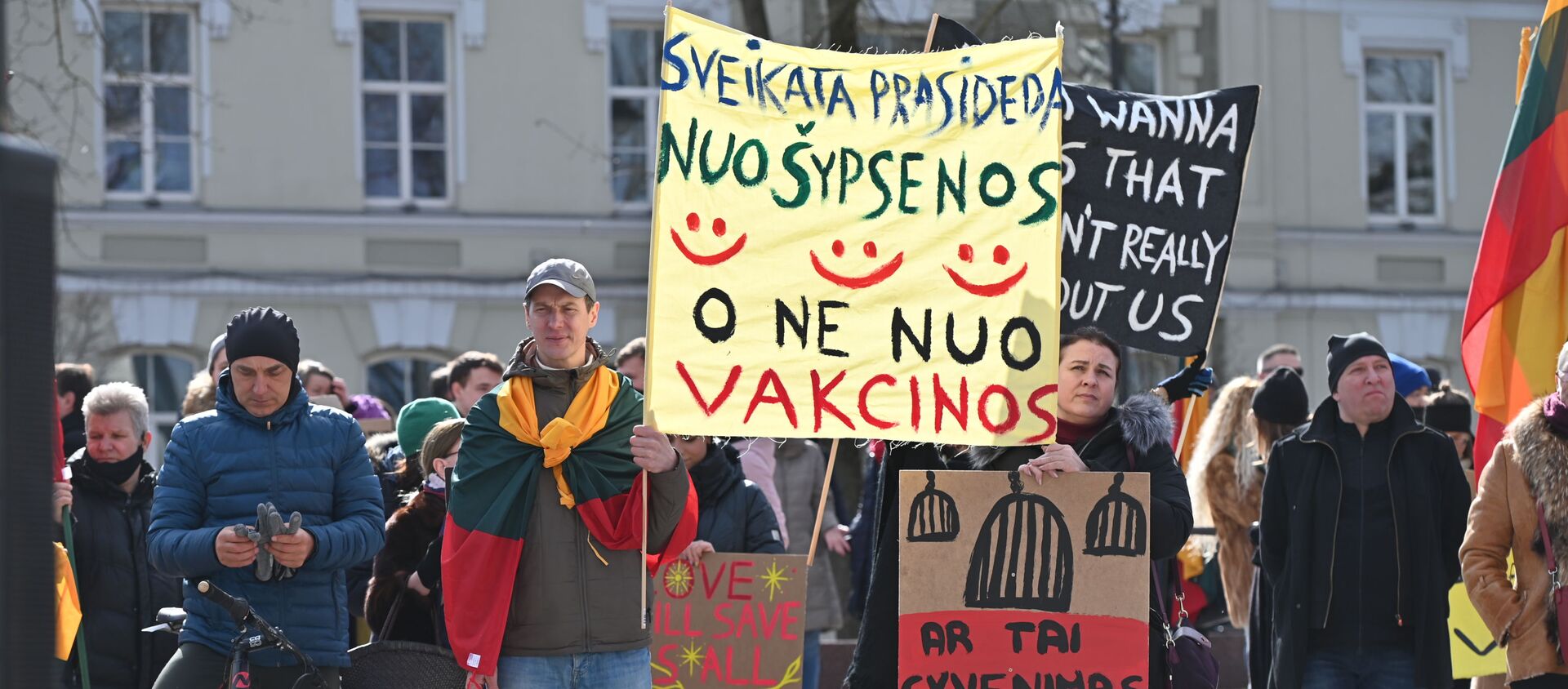 Nuotraukoje: mitingo dalyviai su plakatu Sveikata prasideda nuo šypsenos, o ne nuo vakcinos. - Sputnik Lietuva, 1920, 20.03.2021