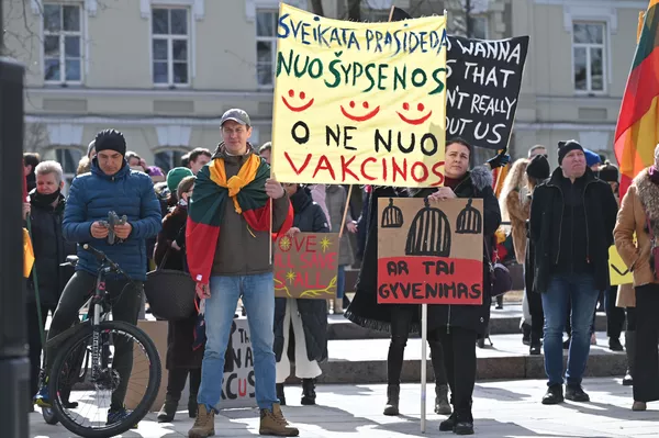 Nuotraukoje: mitingo dalyviai su plakatu Sveikata prasideda nuo šypsenos, o ne nuo vakcinos. Nuotraukoje: mitingo dalyviai su plakatu Sveikata prasideda nuo šypsenos, o ne nuo vakcinos. - Sputnik Lietuva