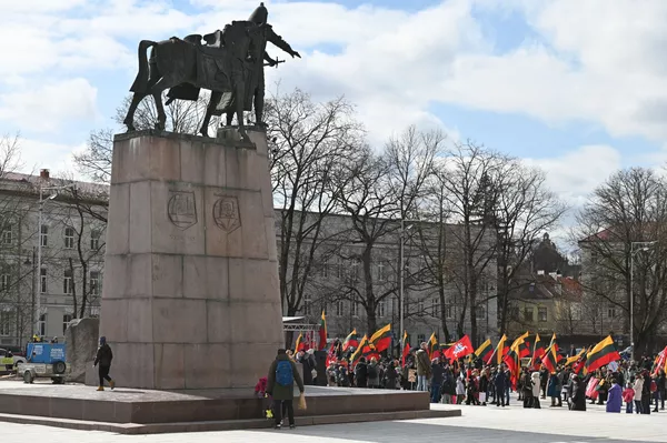 Šeštadienį protestuotojai susirinko Vilniaus Katedros aikštėje. Dalyviai atėjo su vėliavomis ir plakatais. Šeštadienį protestuotojai susirinko Vilniaus Katedros aikštėje. Dalyviai atėjo su vėliavomis ir plakatais. - Sputnik Lietuva