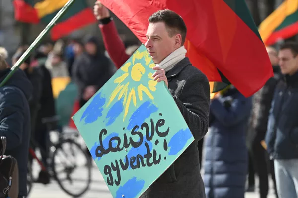 Nuotraukoje: mitingo dalyvis su plakatu Laisvė gyventi. Nuotraukoje: mitingo dalyvis su plakatu Laisvė gyventi. - Sputnik Lietuva