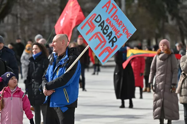 Nuotraukoje: dalyviai su plakatu Atidarykite kavines dabar. Nuotraukoje: dalyviai su plakatu Atidarykite kavines dabar. - Sputnik Lietuva