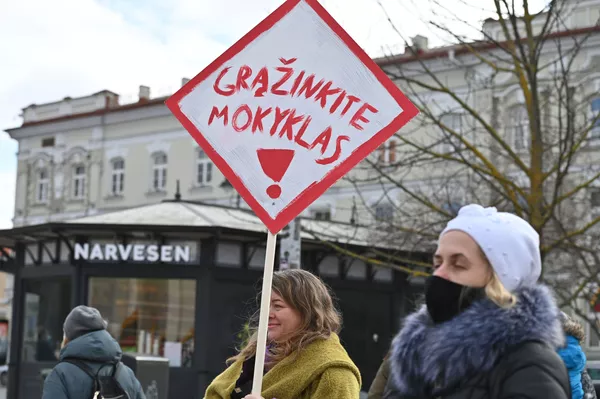 Nuotraukoje: dalyviai su plakatu Grąžinkite mokyklas Nuotraukoje: dalyviai su plakatu Grąžinkite mokyklas - Sputnik Lietuva