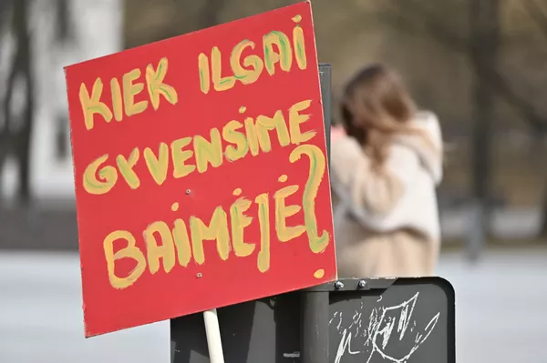 Tyrimų duomenimis, karantino įvedimas neigiamai paveikė gyventojų psichologinė būklę. Kai kurie šūkiai buvo skirti būtent tam. Nuotraukoje: dalyviai su plakatu Kiek ilgai gyvensime baimėje?. Tyrimų duomenimis, karantino įvedimas neigiamai paveikė gyventojų psichologinė būklę. Kai kurie šūkiai buvo skirti būtent tam. Nuotraukoje: dalyviai su plakatu Kiek ilgai gyvensime baimėje?. - Sputnik Lietuva