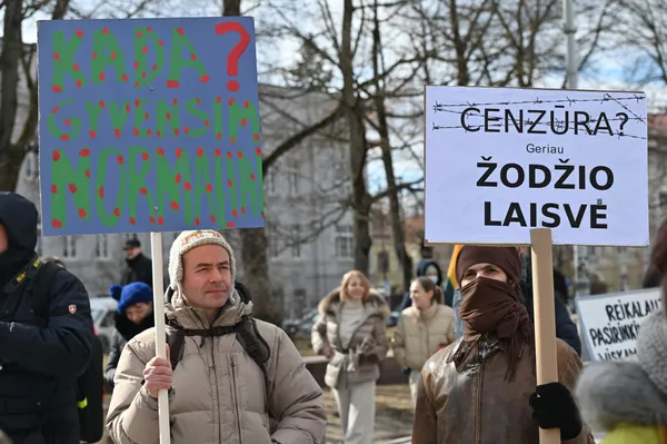 Nuotraukoje: dalyviai su plakatais Kada gyvensime normaliai? ir Cenzūra? Geriau žodžio laisvė. Nuotraukoje: dalyviai su plakatais Kada gyvensime normaliai? ir Cenzūra? Geriau žodžio laisvė. - Sputnik Lietuva