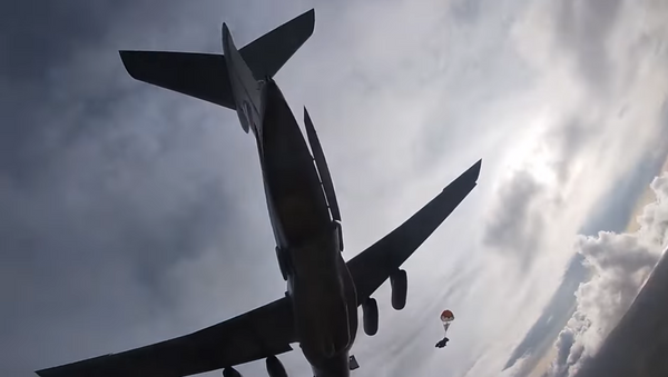 Минобороны РФ показало на видео захват аэродрома на учении в Крыму  - Sputnik Литва