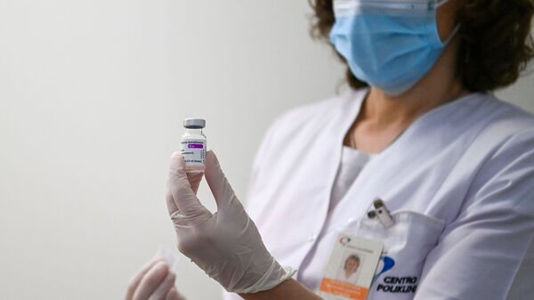 Медработник держит в руках вакцину AstraZeneca от коронавируса - Sputnik Lietuva