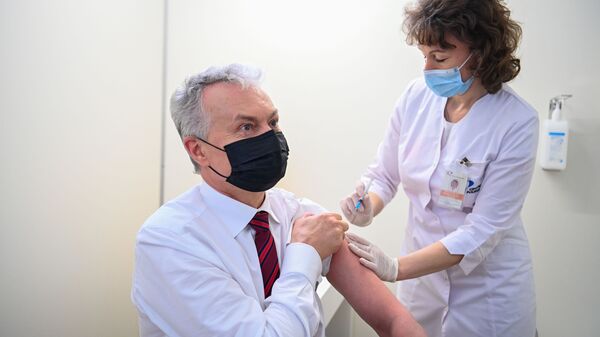 Президент Литвы Гитанас Науседа на вакцинации от коронавируса - Sputnik Литва