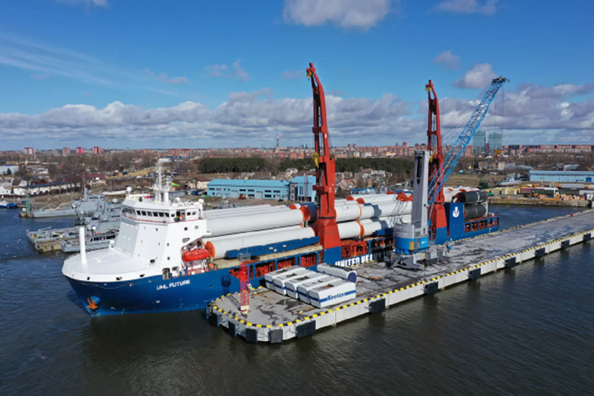 Судно UHL Future доставило в Клайпедский порт груз сегментов ветряной электростанции - Sputnik Lietuva, 1920, 12.05.2021