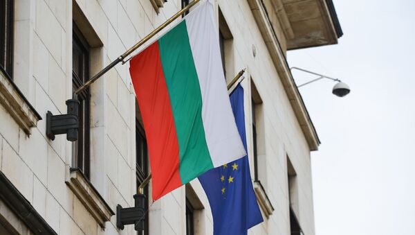 Флаги Болгарии и Европейского союза на здании в Софии - Sputnik Литва