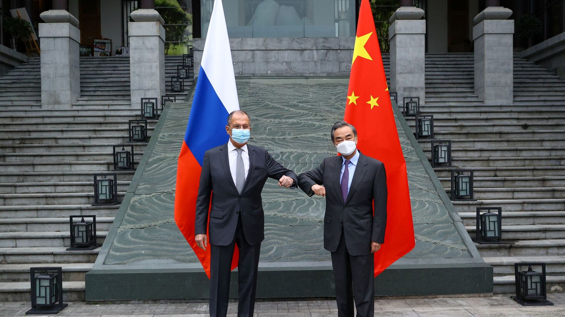 Министр иностранных дел РФ Сергей Лавров (слева) и министр иностранных дел КНР Ван И - Sputnik Lietuva, 1920, 23.03.2021